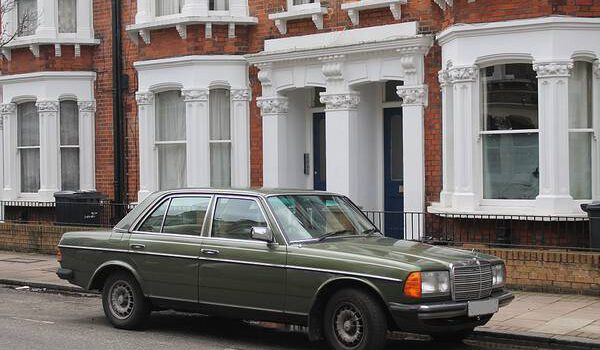Wie schmutzig ist ein Mercedes W123 von 1982 wirklich?