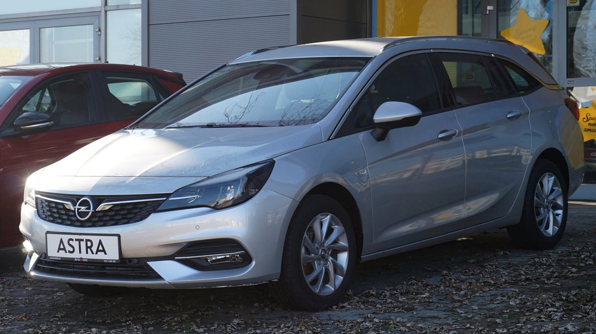Silberner Opel Astra K (Facelift 2019) in der Frontansicht