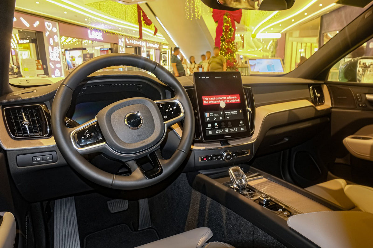 Cockpit eines Volvo XC60 der zweiten Generation mit digitalem Fahrerdisplay